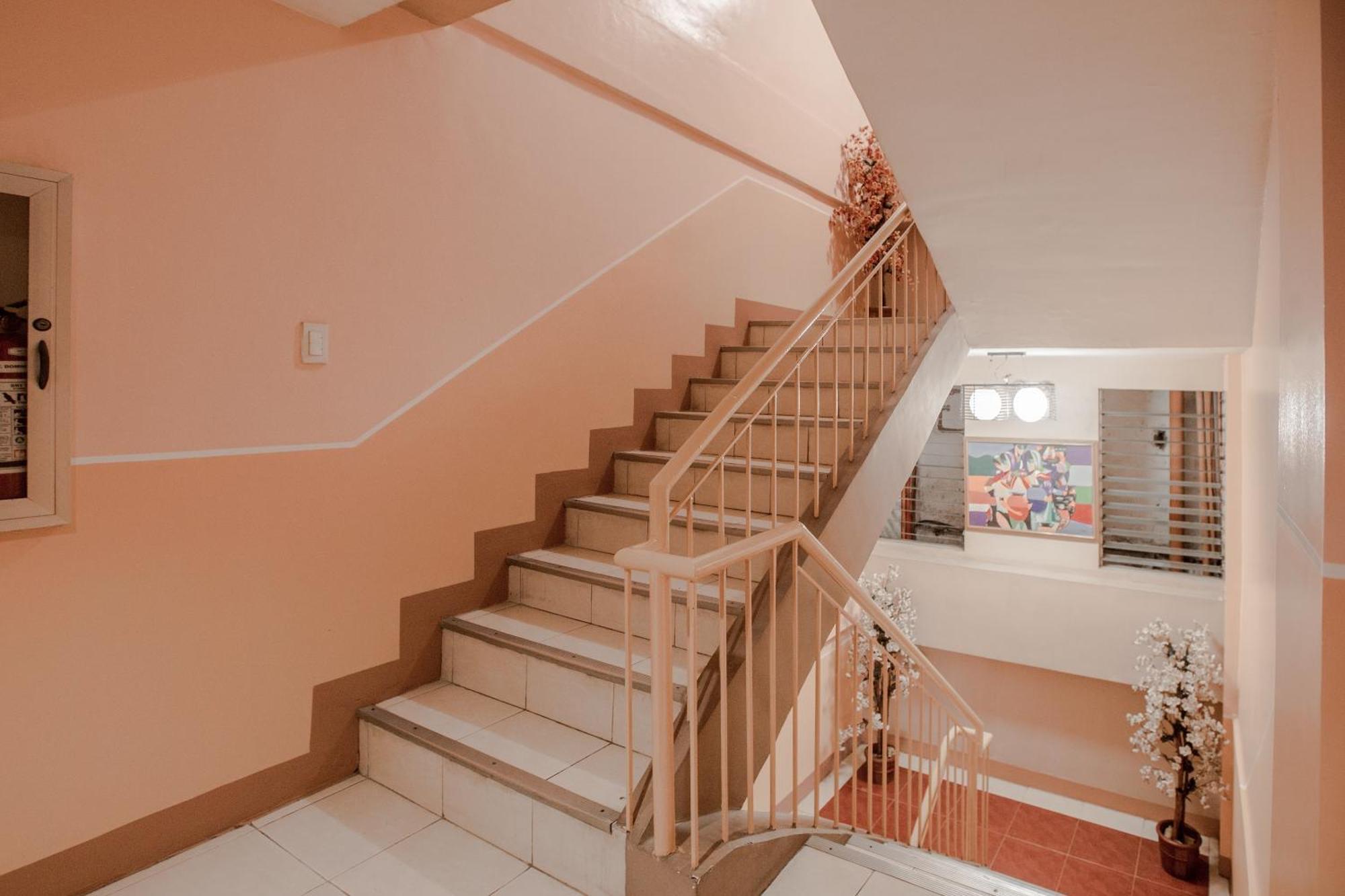 OYO 714 Haeinsa Condotel Quezon City Exterior foto